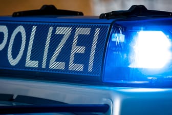 Blaulicht auf einem Polizeiauto: Die Beamten ermitteln nun wegen versuchten Mordes gegen den 22-Jährigen. (Symbolbild)