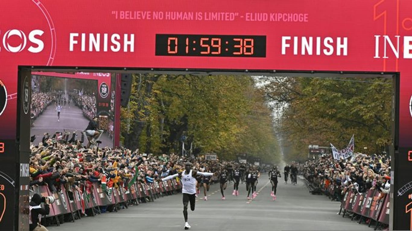Eliud Kipchoge brauchte für die 42,195 Kilometer 1:59:40 Stunden.