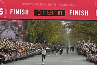 Eliud Kipchoge brauchte für die 42,195 Kilometer 1:59:40 Stunden.