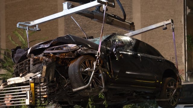 Der zerstörte SUV wird auf einen Abschleppwagen gehoben: Der Unfallfahrer soll während der Fahrt einen epileptischen Anfall erlitten haben. Der zerstörte SUV wird auf einen Abschleppwagen gehoben: Der Unfallfahrer soll während der Fahrt einen epileptischen Anfall erlitten haben.