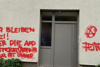 Die besprühte Hauswand: Thomas Kemmerich ist Opfer von Vandalismus geworden.