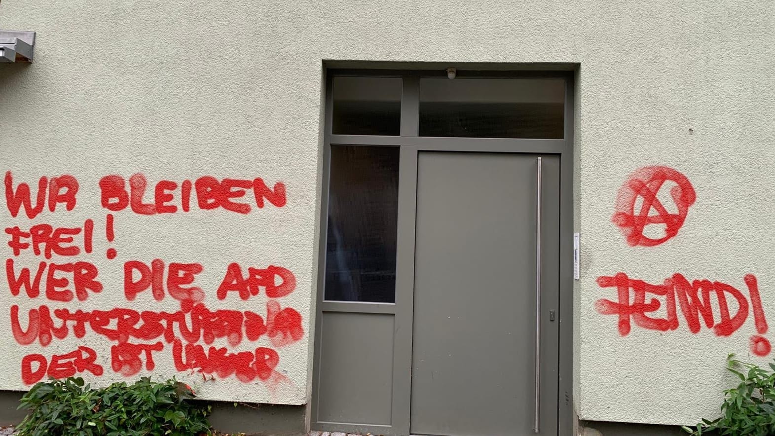 Die besprühte Hauswand: Thomas Kemmerich ist Opfer von Vandalismus geworden. Die besprühte Hauswand: Thomas Kemmerich ist Opfer von Vandalismus geworden.