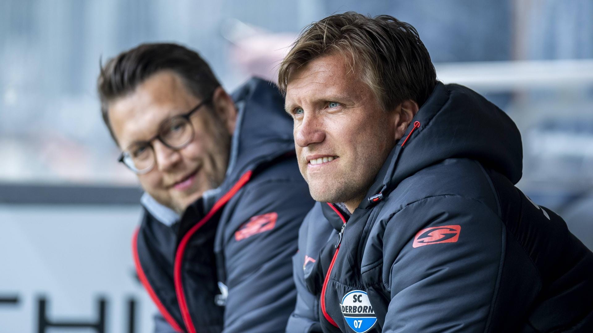 Markus Krösche (r.) in Paderborn mit seinem Nachfolger Martin Przondziono.