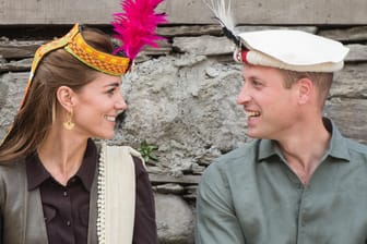 Herzogin Kate und Prinz William: Beim Ausflug in eine Bergregion Pakistans trugen sie traditionellen Kopfschmuck.