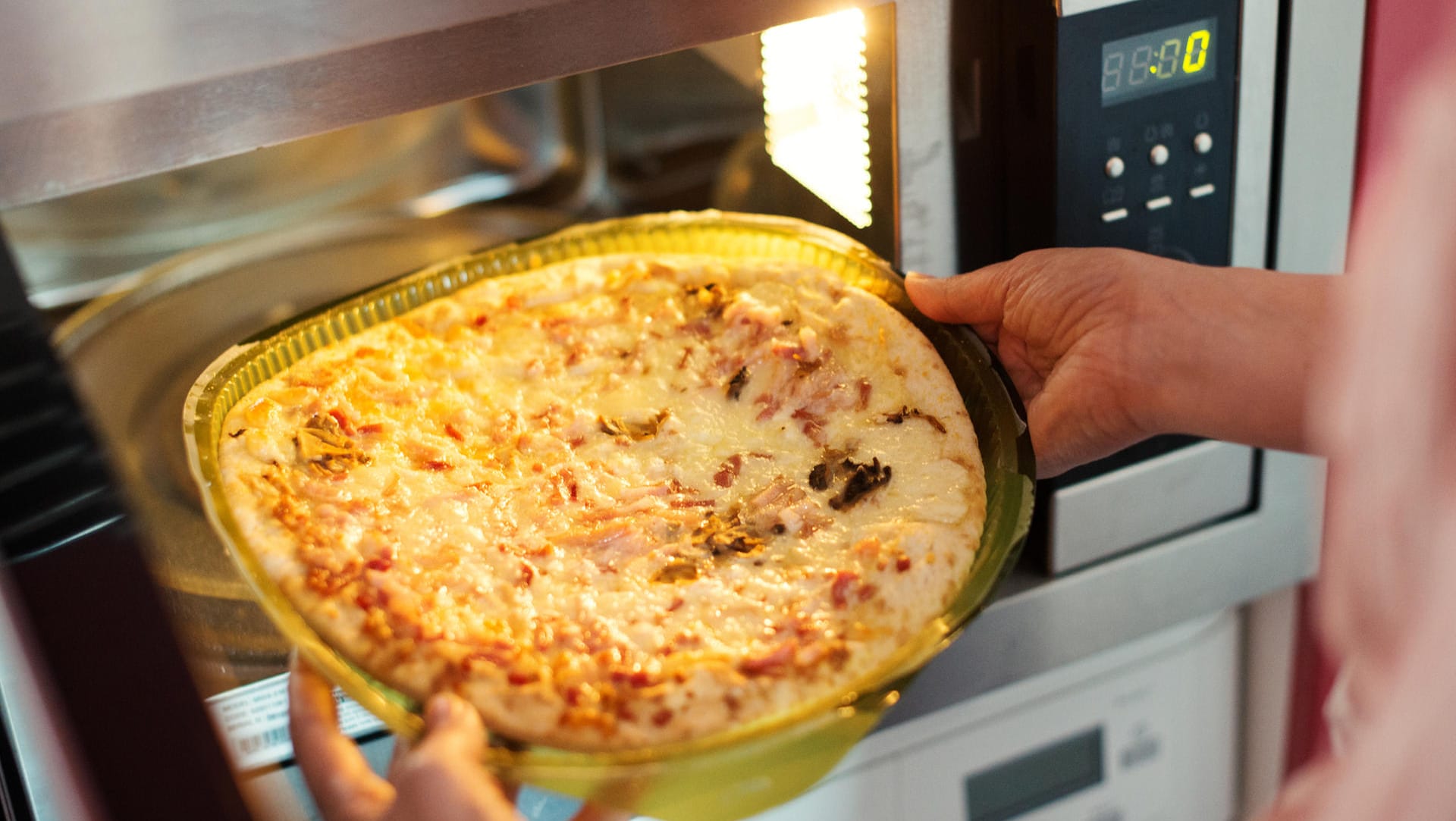 Pizza für die Mikrowelle: Wer den E-Trick nutzt, kann nährstoffreiche Fertiggerichte erkennen.