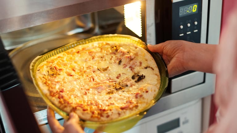 Pizza für die Mikrowelle: Wer den E-Trick nutzt, kann nährstoffreiche Fertiggerichte erkennen.