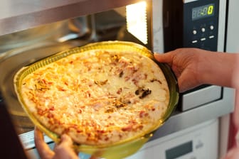 Pizza für die Mikrowelle: Wer den E-Trick nutzt, kann nährstoffreiche Fertiggerichte erkennen.