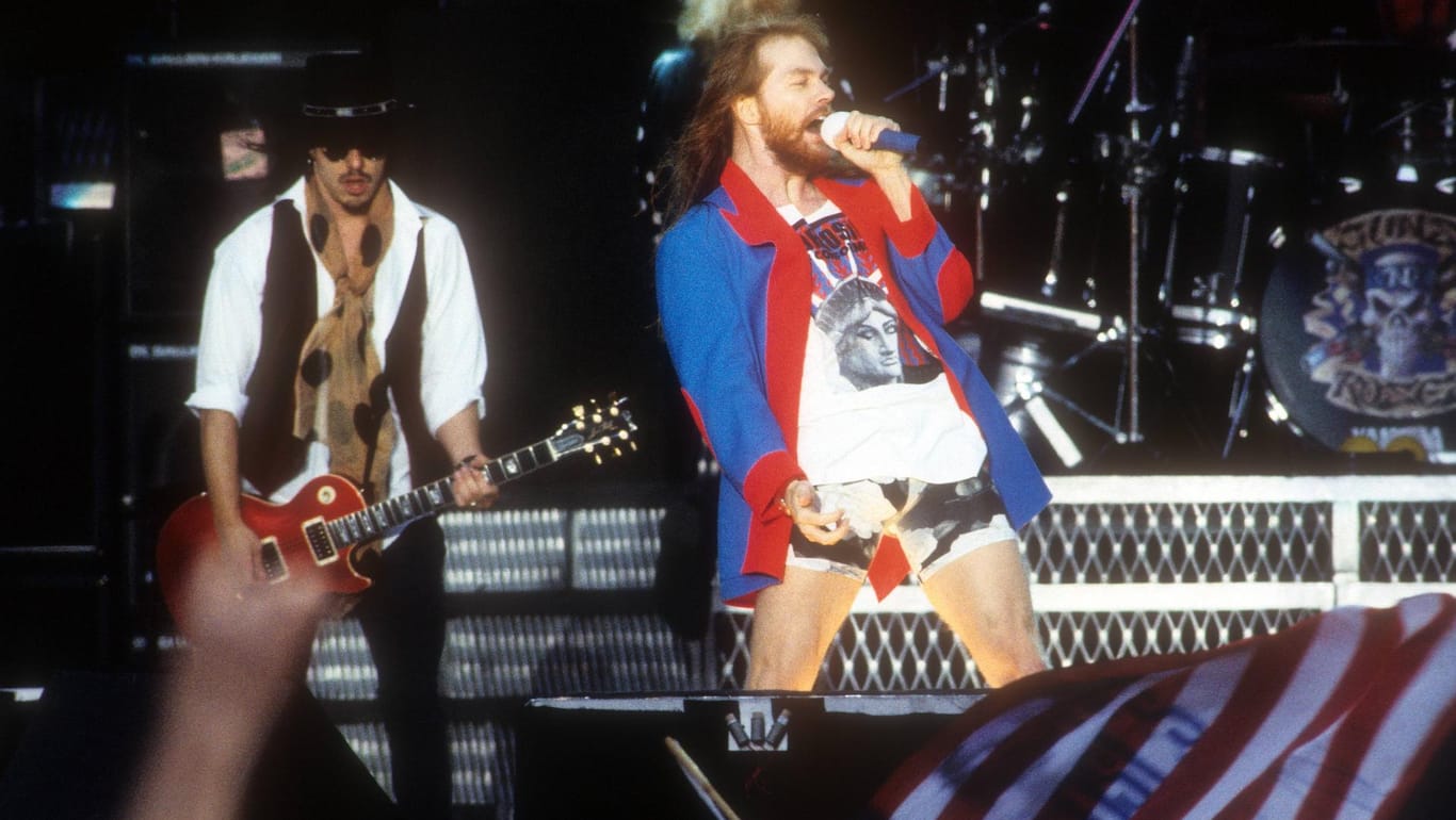 Guns N' Roses haben einen Rekord aufgestellt: Gilby Clarke (li.) und Axl Rose im Jahr 1992 im Berliner Olympiastadion.
