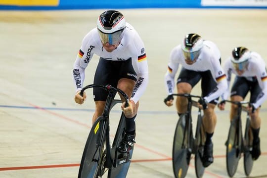 Teamsprint der Männer: Eric Engler (l-r), Maximillan Levy und Maximillian Dornbach aus Deutschland in Aktion.