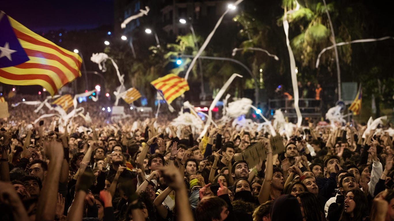 Barcelona: Demonstranten werfen Toilettenpapierrollen in die Luft, bei einem Protest gegen die harten Gerichtsurteile für neun katalanische Separatistenführer.