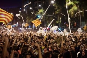 Barcelona: Demonstranten werfen Toilettenpapierrollen in die Luft, bei einem Protest gegen die harten Gerichtsurteile für neun katalanische Separatistenführer.