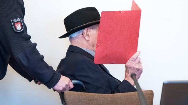 Ein 93 Jahre alter ehemaliger SS-Wachmann des Konzentrationslagers Stutthof wird in den Gerichtssaal geschoben. Ein 93 Jahre alter ehemaliger SS-Wachmann des Konzentrationslagers Stutthof wird in den Gerichtssaal geschoben.