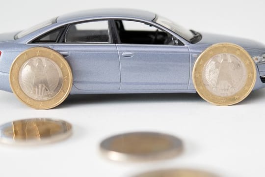 Wer wenig mit seinem Auto unterwegs ist, könnte mit einem Kilometertarif besser fahren.