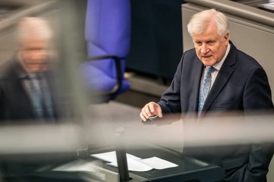 Innenminister Seehofer spricht in der Bundestagsdebatte zur Bekämpfung von Antisemitismus.