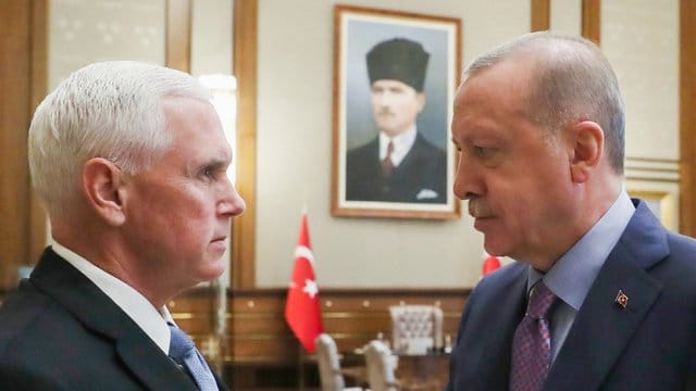 US-Vizepräsident Mike Pence (l.