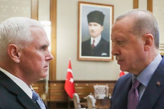 US-Vizepräsident Mike Pence (l.