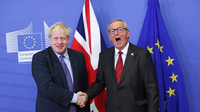 Großbritanniens Premierminister Boris Johnson (l) und EU-Kommissionspräsident Jean-Claude Juncker.