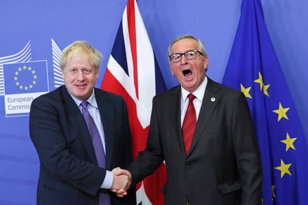Großbritanniens Premierminister Boris Johnson (l) und EU-Kommissionspräsident Jean-Claude Juncker.