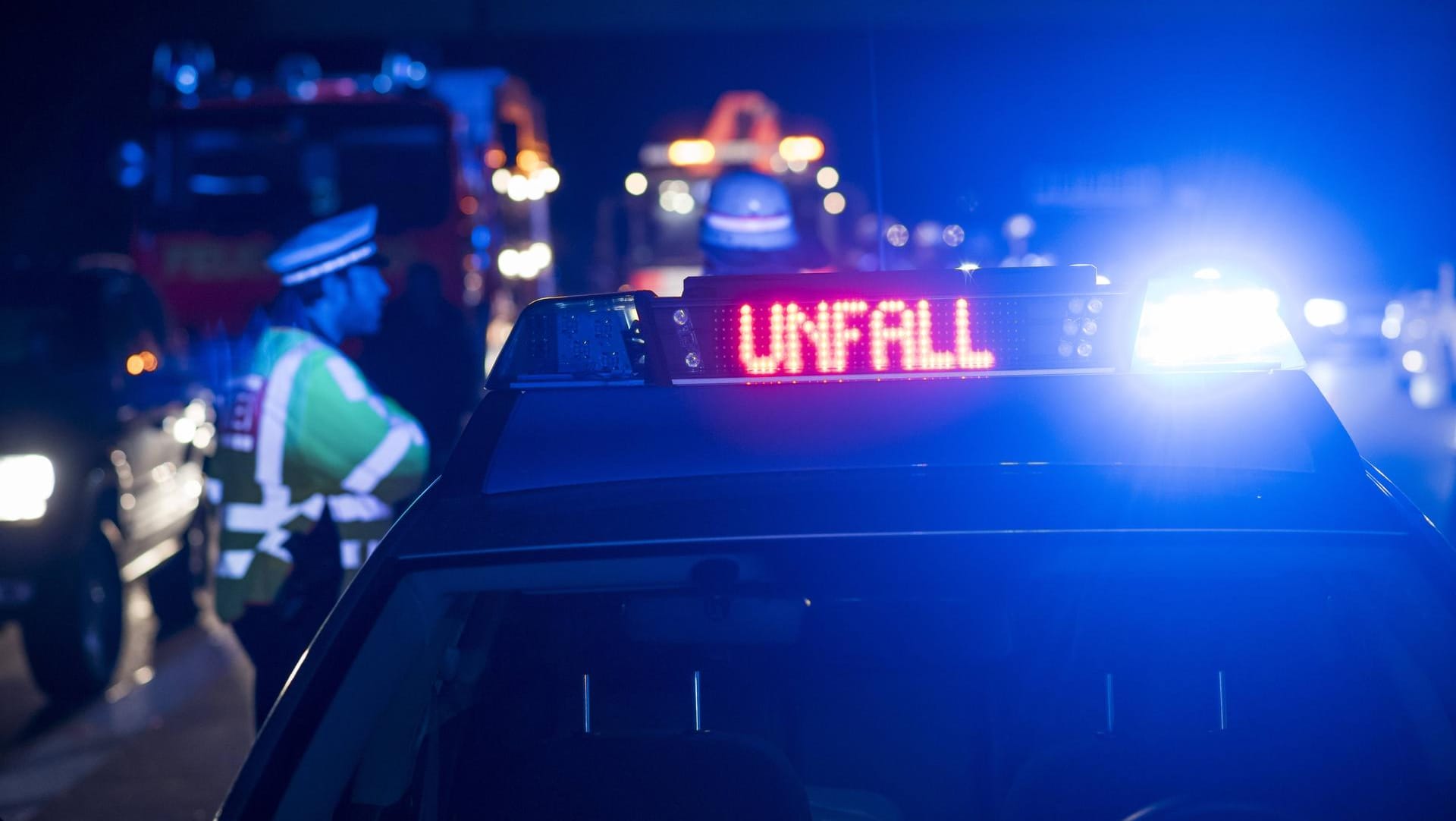 Verkehrsunfall auf einer Autobahn: Die Polizei sperrte die A 3 nach dem Unfall für zwei Stunden. (Symbolbild)