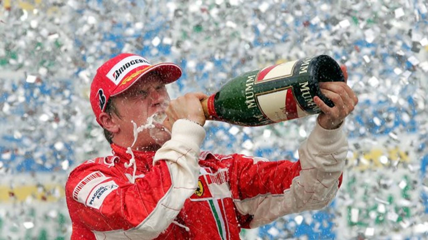 Zieht den Zahnarzt einem Interview vor: Kimi Räikkönen trinkt nach seinem Sieg beim Großen Preis von Brasilien Champagner.