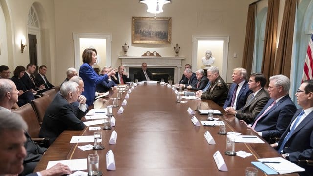 Erhobener Zeigefinger: Die US-Demokratin Nancy Pelosi in der Auseinandersetzung mit Donald Trump, die mit einem Eklat endete. Erhobener Zeigefinger: Die US-Demokratin Nancy Pelosi in der Auseinandersetzung mit Donald Trump, die mit einem Eklat endete.