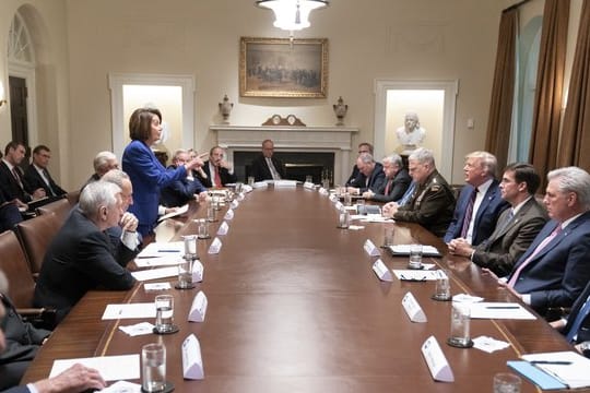 Erhobener Zeigefinger: Die US-Demokratin Nancy Pelosi in der Auseinandersetzung mit Donald Trump, die mit einem Eklat endete.