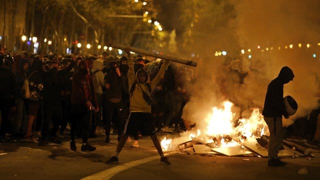 In Barcelona ist es erneut zu schweren Ausschreitungen von katalanischen Unabhängigkeitsbefürwortern gekommen.