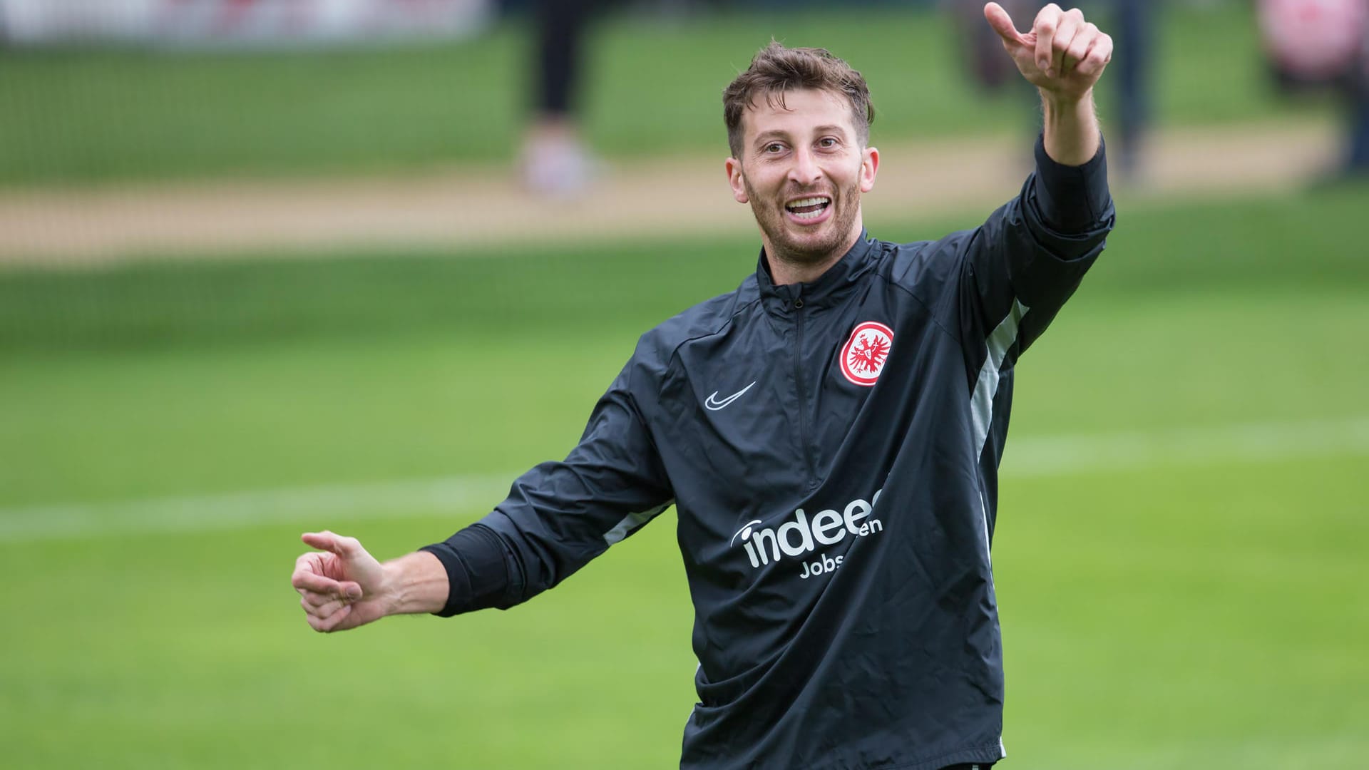 David Abraham hält den Daumen hoch: Der Eintracht-Kapitän kann wieder am Mannschaftstraining teilnehmen.