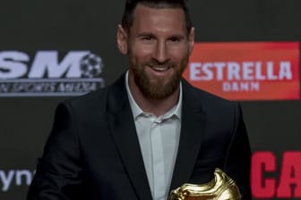 Lionel Messi erhielt bei einer Zeremonie in Barcelona seinen sechsten Goldenen Schuh.
