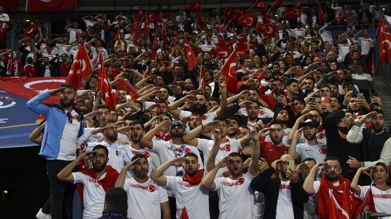 Türkische Fußballfans: Wie ihre Vorbilder auf dem Rasen salutieren auch die Zuschauer mit einem militärischen Gruß.