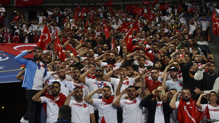 Türkische Fußballfans: Wie ihre Vorbilder auf dem Rasen salutieren auch die Zuschauer mit einem militärischen Gruß.