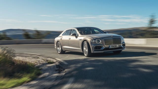 Im Flying Spur hilft ein Motor mit 635 PS dabei, den knapp 2,5 Tonnen schweren Bentley auf bis zu 333 km/h zu katapultieren. Im Flying Spur hilft ein Motor mit 635 PS dabei, den knapp 2,5 Tonnen schweren Bentley auf bis zu 333 km/h zu katapultieren.