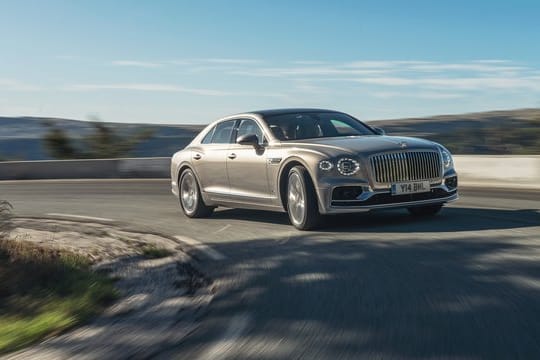 Im Flying Spur hilft ein Motor mit 635 PS dabei, den knapp 2,5 Tonnen schweren Bentley auf bis zu 333 km/h zu katapultieren.