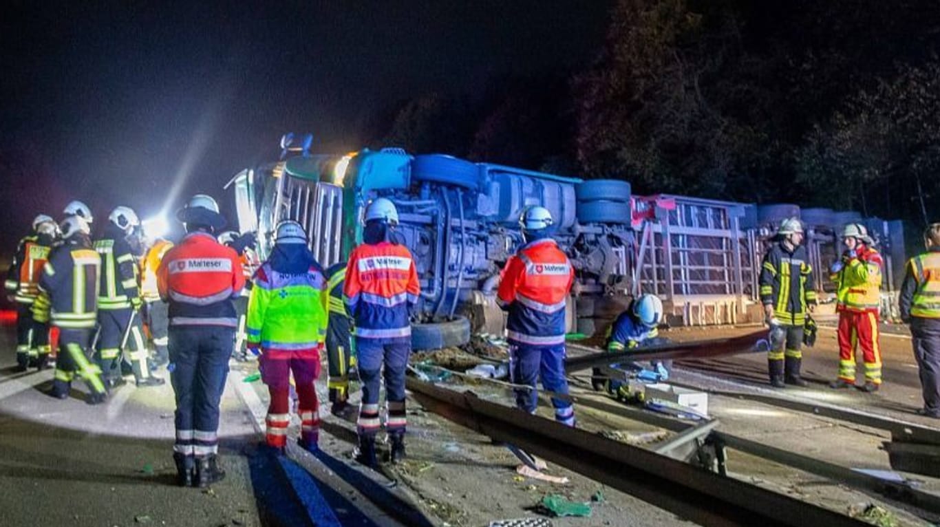 Einsatzkräfte am Unfallort: Ein umgekippter Lkw hat eine Vollsperung der A7 verursacht.