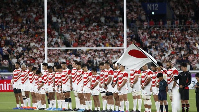 Japans Rugby-Nationalmannschaft gedenkt vor dem Spiel gegen Schottland der Opfer des Taifuns "Hagibis". Japans Rugby-Nationalmannschaft gedenkt vor dem Spiel gegen Schottland der Opfer des Taifuns "Hagibis".