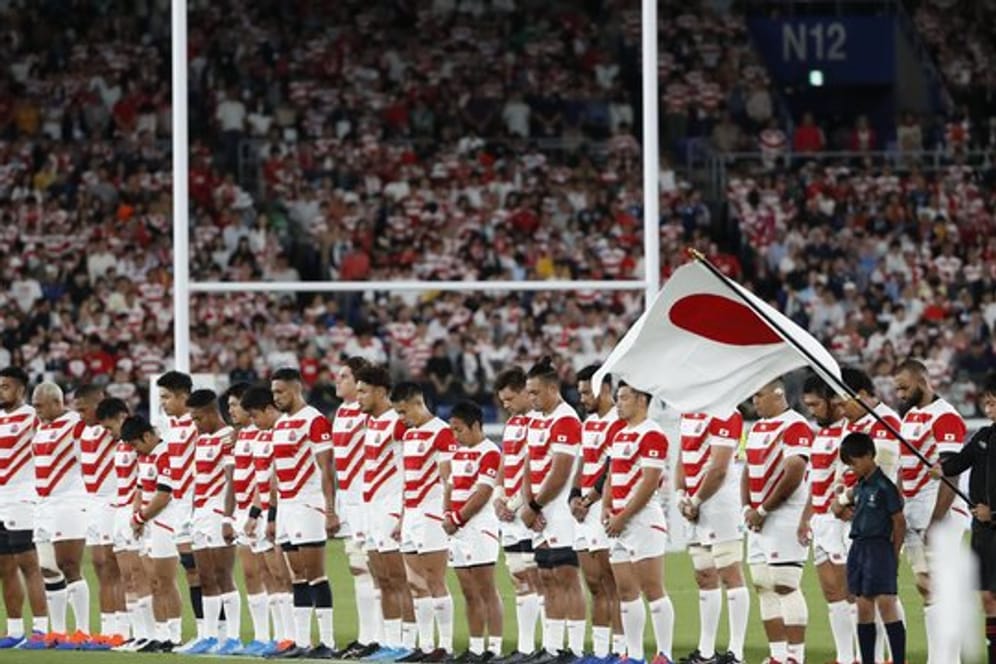 Japans Rugby-Nationalmannschaft gedenkt vor dem Spiel gegen Schottland der Opfer des Taifuns "Hagibis".