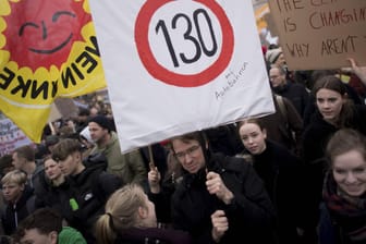 Fridays-for-Future-Demonstranten fordern die Einführung von Tempo 130 (Archivbild): Die Mehrheit der Deutschen stimmt laut einer neuen Umfrage dieser Forderung zu.