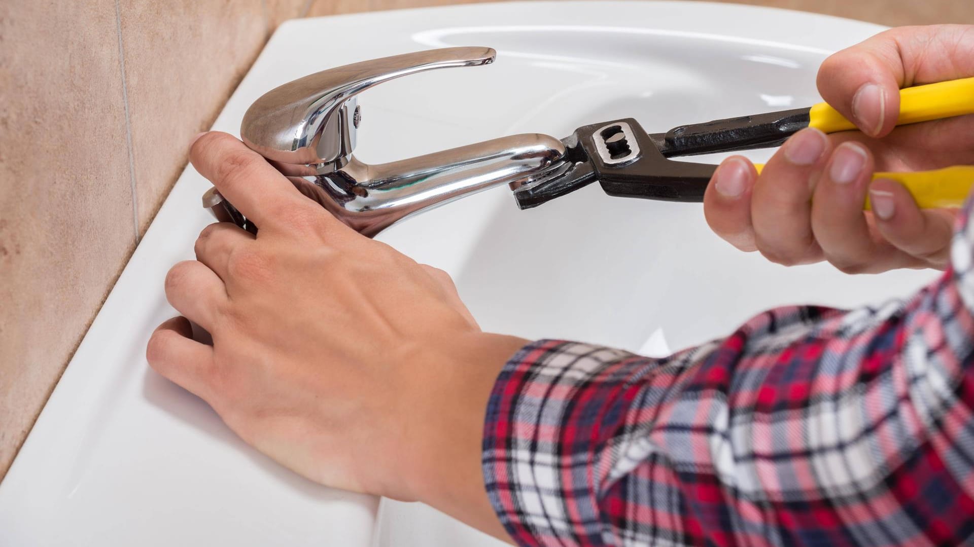 Wasserhahn reparieren: Für die Instandhaltung der Mietwohnung ist an sich der Vermieter zuständig.