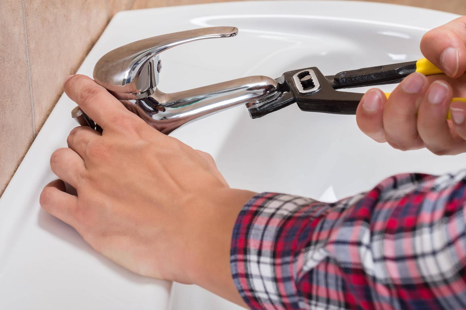 Wasserhahn reparieren: Für die Instandhaltung der Mietwohnung ist an sich der Vermieter zuständig.