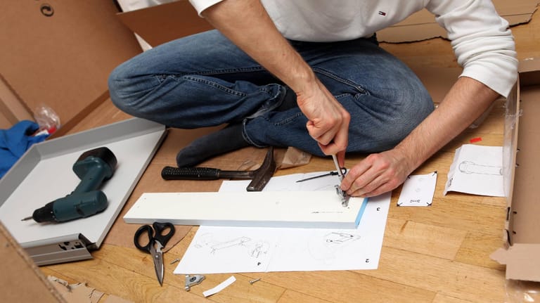 Ein Mann baut ein Ikea-Regal zusammen: Mit der App TaskRabbit können Nutzer einen Handwerker nach Hause bestellen.