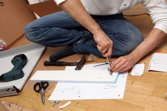 Ein Mann baut ein Ikea-Regal zusammen: Mit der App TaskRabbit können Nutzer einen Handwerker nach Hause bestellen.