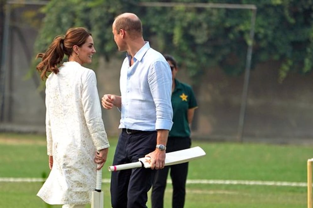 William und Kate haben Spaß beim Cricket.