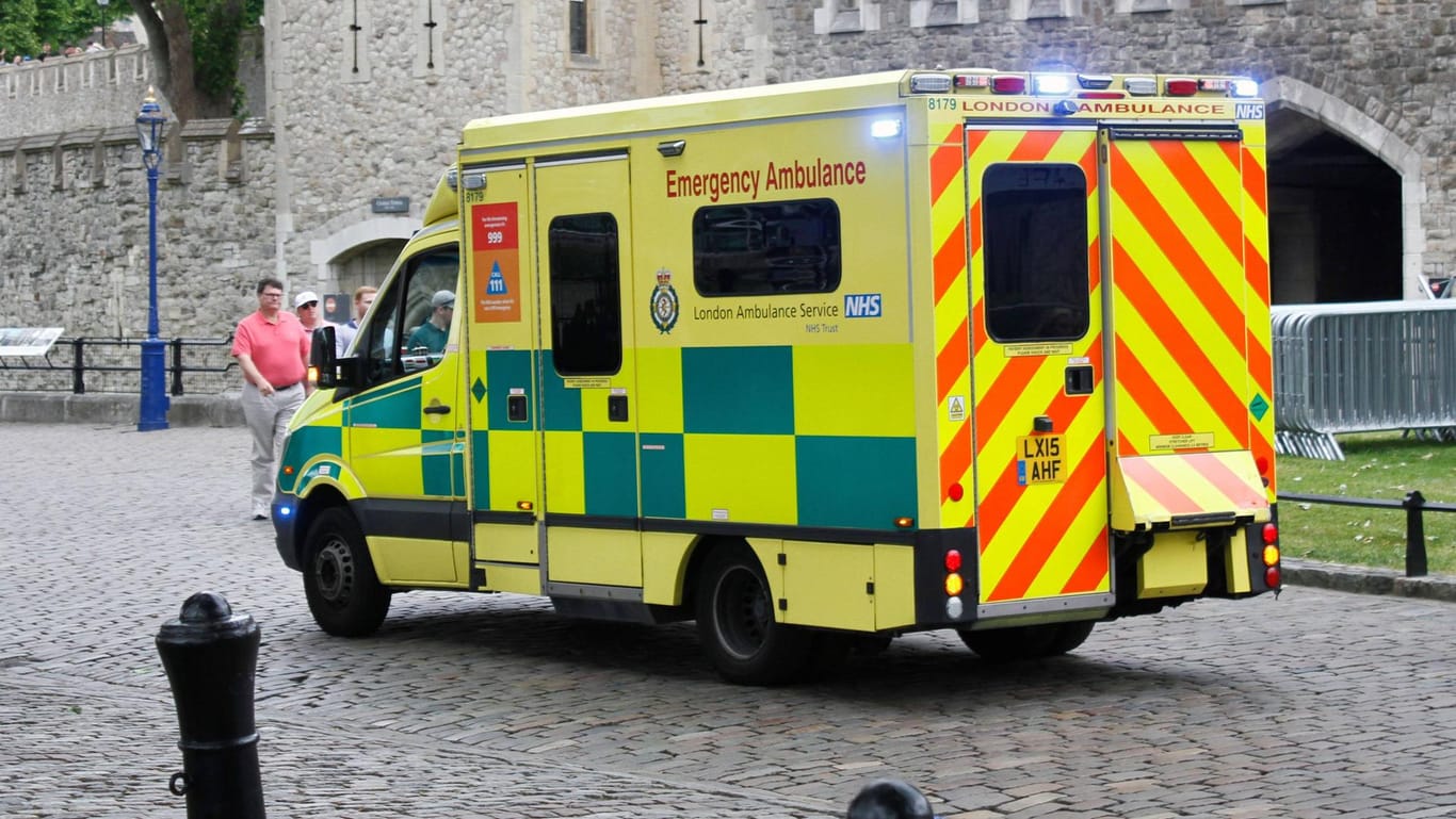 Ein Rettungswagen in London im Einsatz: Erst am Tag der Abfahrt kam das Mädchen ins Krankenhaus, am Tag darauf verstarb es dort. (Symbolbild)
