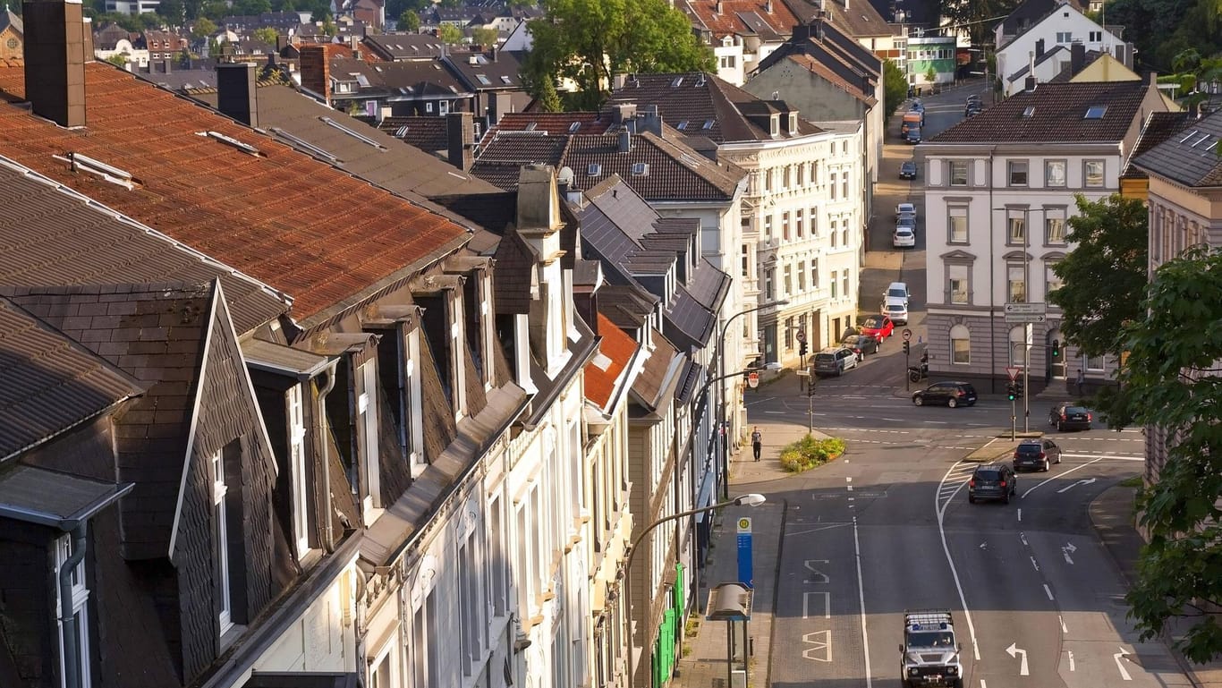 Stadtansicht mit Strassenschlucht in Wuppertal: Wegen Baumängeln und anderer Zustände wurde in Wuppertal ein Mehrfamilienhaus geräumt. (Symbolbild)