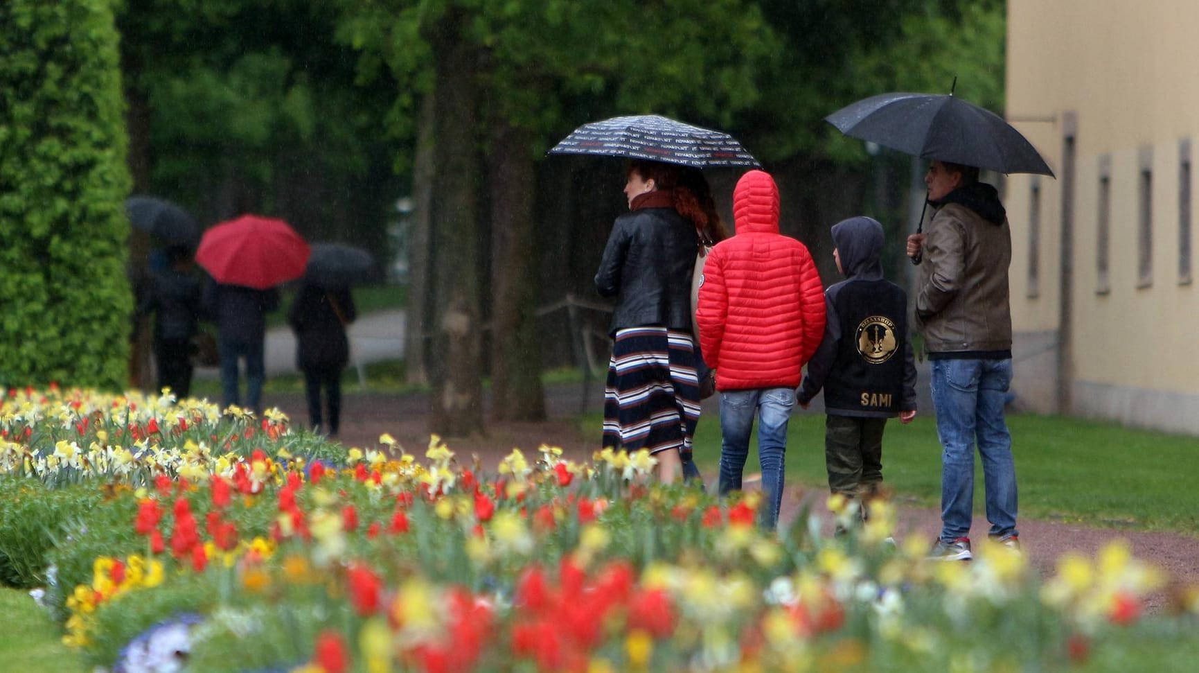 Spaziergänger im Regen: Die geplanten Maßnahmen des Klimaschutzpaketes wirken sich unterschiedlich auf Einkommensklassen aus.