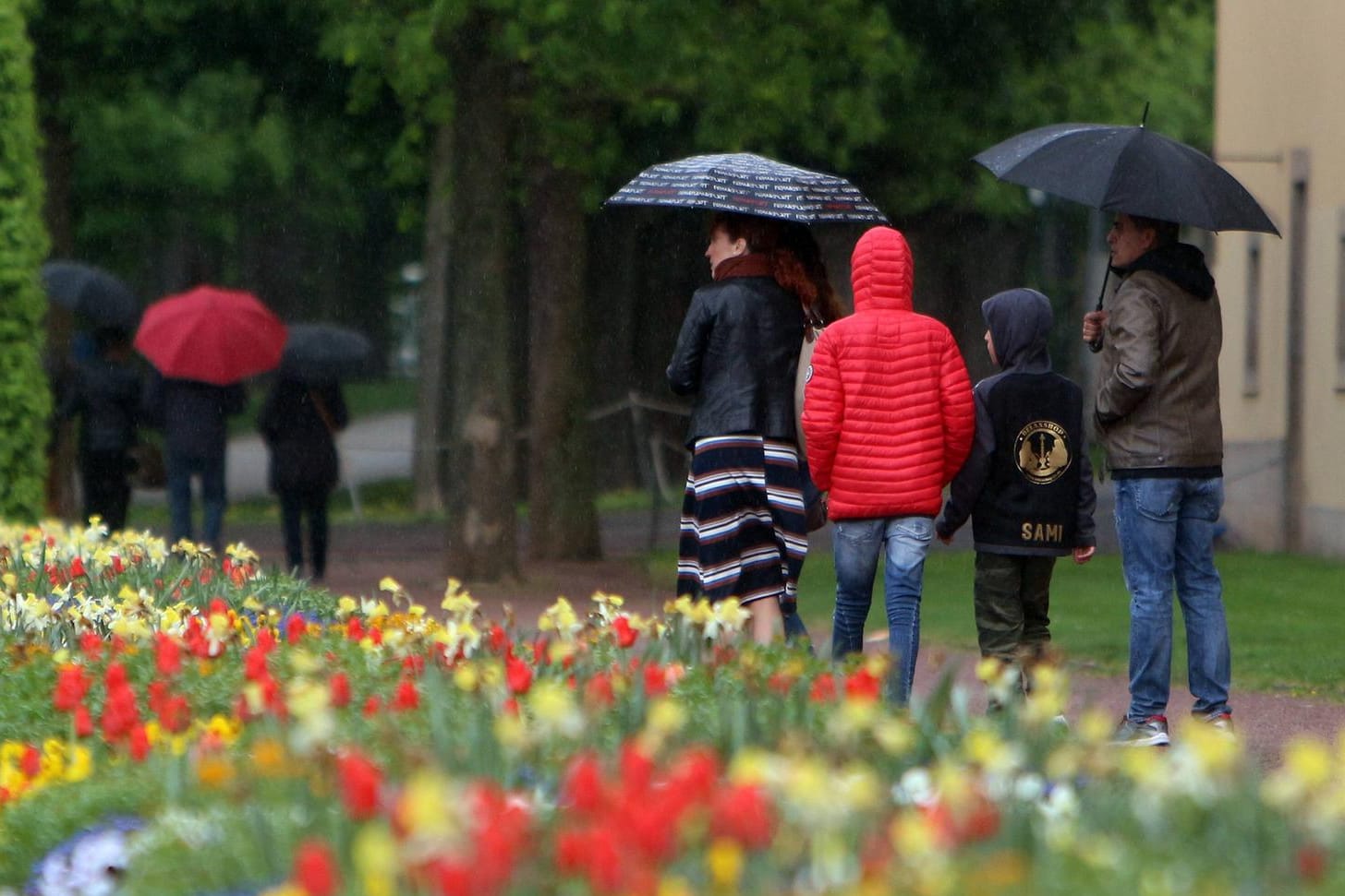 Spaziergänger im Regen: Die geplanten Maßnahmen des Klimaschutzpaketes wirken sich unterschiedlich auf Einkommensklassen aus.