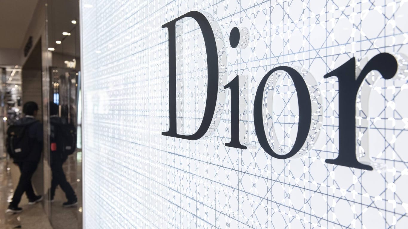 Dior Logo: Ausländische Marken können es sich kaum leisten, es sich mit der chinesischen Kundschaft zu verscherzen.