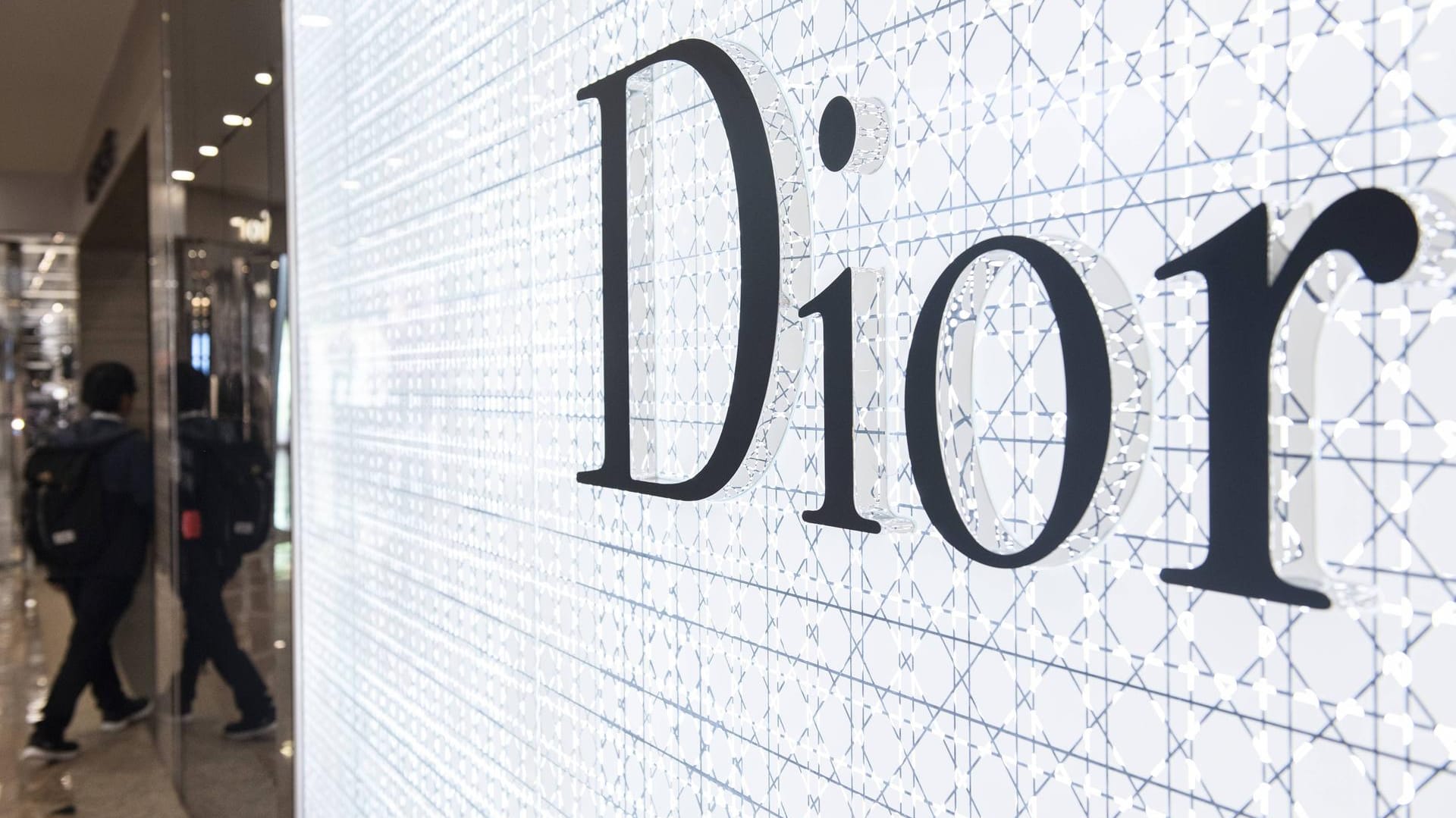 Dior Logo: Ausländische Marken können es sich kaum leisten, es sich mit der chinesischen Kundschaft zu verscherzen. Dior Logo: Ausländische Marken können es sich kaum leisten, es sich mit der chinesischen Kundschaft zu verscherzen.