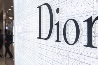 Dior Logo: Ausländische Marken können es sich kaum leisten, es sich mit der chinesischen Kundschaft zu verscherzen.