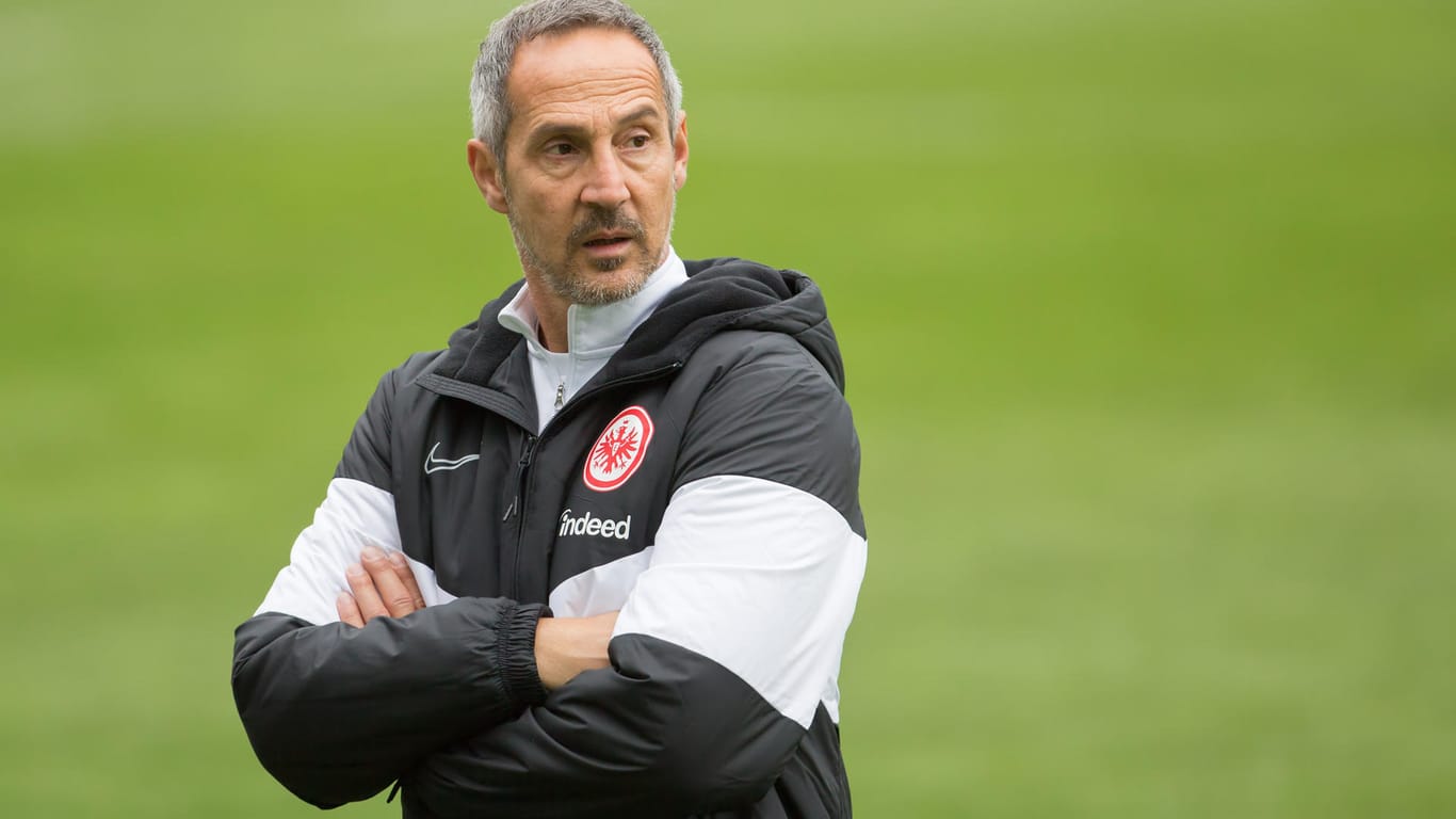 Adi Hütter hat die Arme verschränkt: Der Eintracht Frankfurt-Trainer hat großen Respekt vor Bayer Leverkusen.